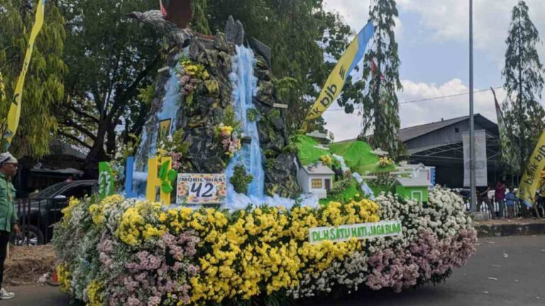 Mobil Hias DLH Sukabumi Tampilkan Pesan Konservasi di Karnaval Sukabumi Suka Bunga