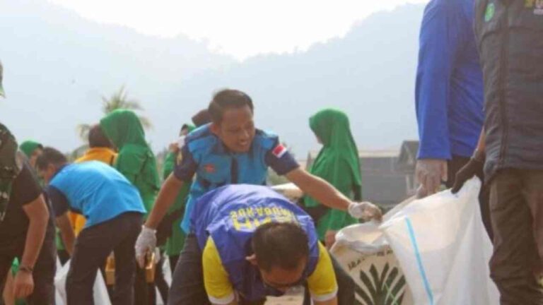 DLH Kabupaten Sukabumi Angkut 24 Ton Sampah dalam Aksi Bersih Pantai