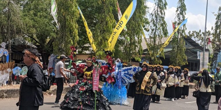 DLH Sukabumi Tampilkan Cosplay Florikultura Ramah Lingkungan di Festival Suka Bunga