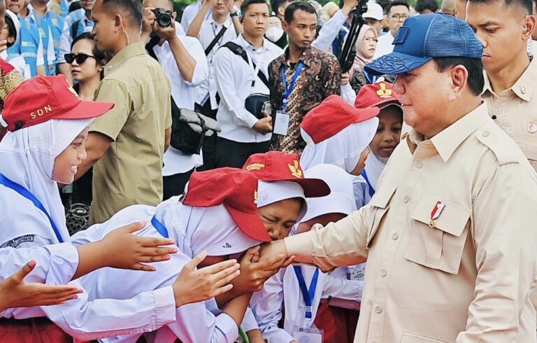 Prabowo Target Semua Anak Kebagian Makan Bergizi Gratis di Akhir 2025, Dananya?