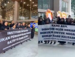 Aksi Protes terhadap Menteri Satryo Memanas! ‘Kami ASN, Bukan Babu Keluarga’