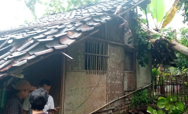 Diterjang Puting Beliung, Sejumlah Rumah di Warungkiara Sukabumi Alami Kerusakan