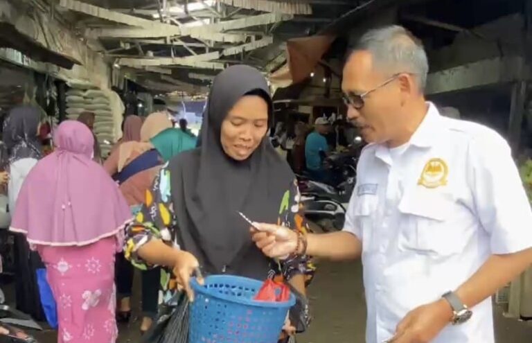 Targetkan Kesejahteraan Keluarga Meningkat, DPPKB Kabupaten Sukabumi Gelar Pelayanan KB di Pasar Tradisional