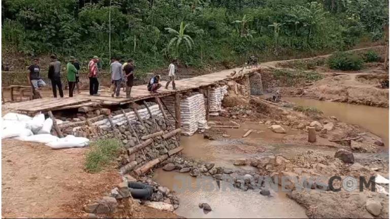 Akses Utama Lumpuh, Kades Sukamaju Cimanggu Ajak Warga Gotong Royong