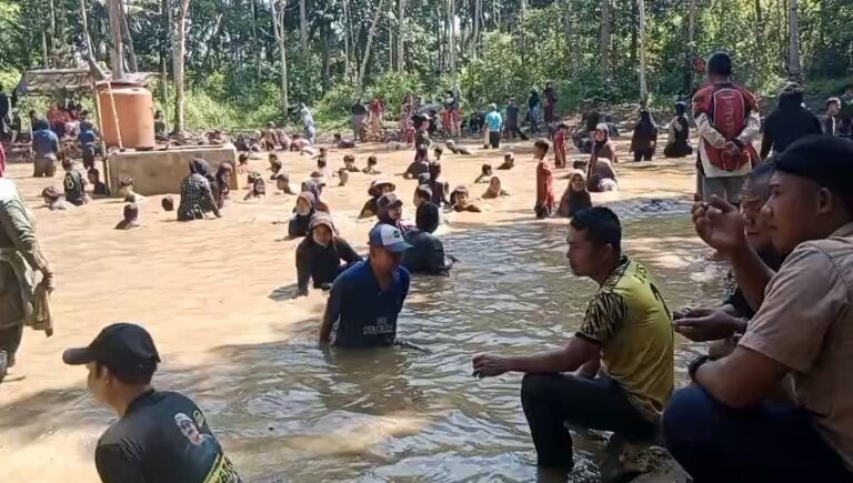 Jelang Ramadan, Warga Jampangkulon Berbondong-bondong Tangkap Ratusan Ikan di Empang