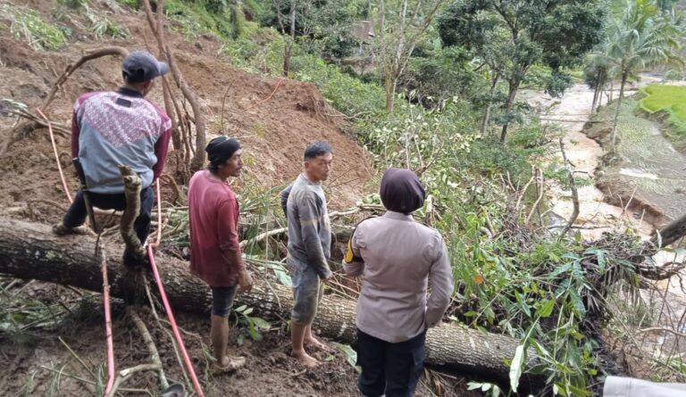 Longsor Timpa Rumah di Lengkong Sukabumi, Satu Keluarga Hilang