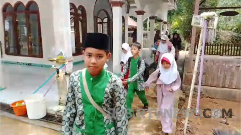 Ruang Belajar Rusak, Siswa Madrasah Diniyah di Lengkong Sukabumi  Terpaksa Belajar di Halaman Masjid