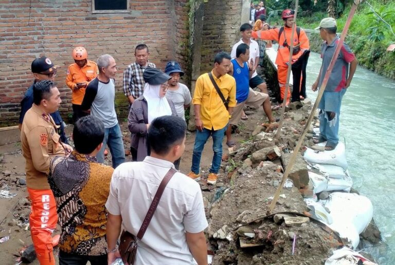 BPBD dan DPRD Sukabumi Tinjau Tanggul Sungai Cangehgar yang Jebol, Siapkan Perbaikan Darurat