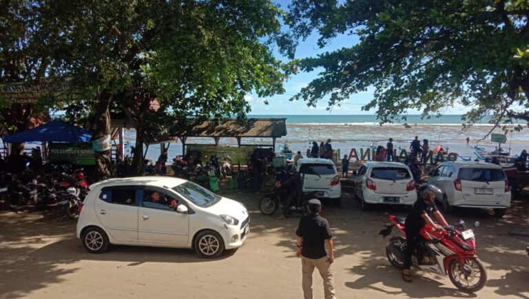 Pantai Minajaya Diserbu 4 Ribu Wisatawan hingga Hari Keempat Libur Lebaran