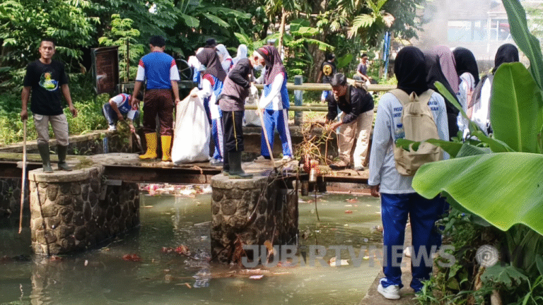 Peduli Lingkungan, Pokdarwis Surade Sukabumi Gelar Aksi Bersih Sungai bersama Pelajar dan OKP