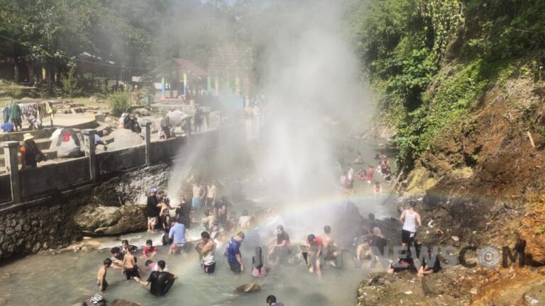 Penampakan Pelangi di Antara Pengunjung Geyser Cisolok, Fenomena Langka yang Menakjubkan