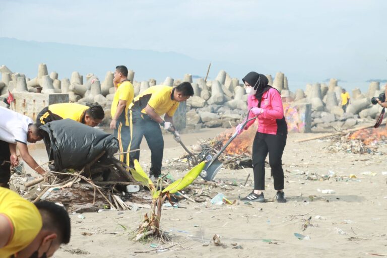 Ketua Bhayangkari Jabar dan Polres Sukabumi Bersihkan Sampah Pantai Palabuhanratu: Kesadaran Wisatawan Masih Rendah