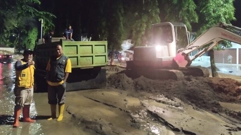 Dinas PU Bersihkan Material Lumpur Sisa Banjir di Palabuhanratu Sukabumi