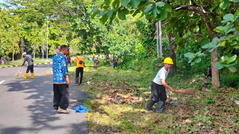 UPTD PU Bersihkan Rumput Liar di Bahu Jalan Sudirman Palabuhanratu Sukabumi