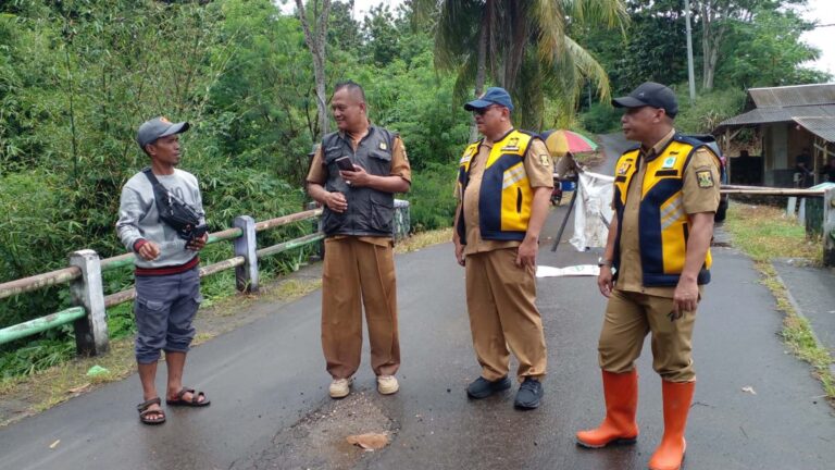 Dinas PU Sukabumi Siapkan Alat Berat untuk Bersihkan Material Lumpur Sisa Banjir di Cibuntu