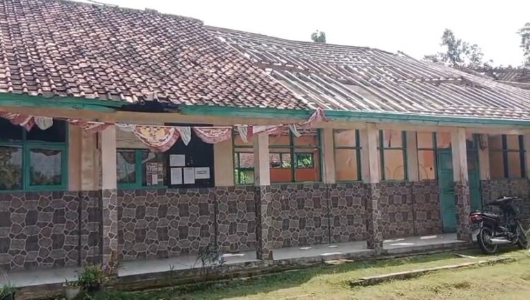 Ironi Hardiknas di Sukabumi: Ruang Kelas SDN Pasidikan Tak Beratap hingga Rusak, Murid Terancam