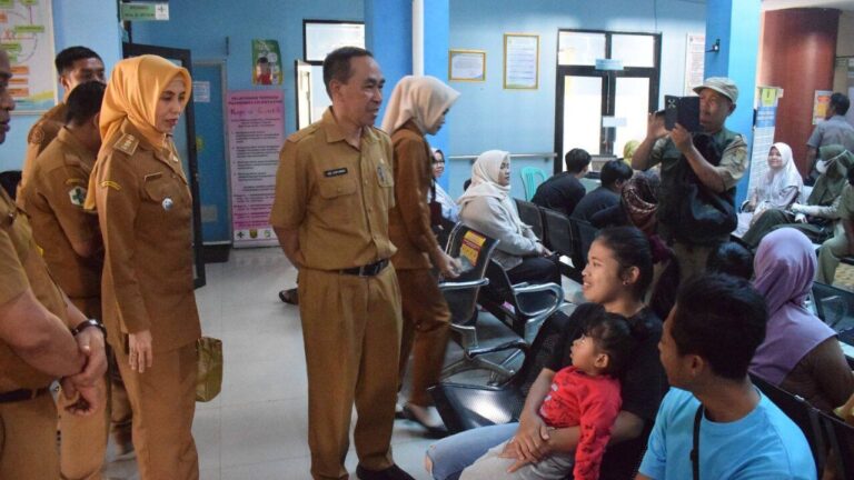 Sekda Sukabumi Tinjau Layanan Kesehatan Gratis di Puskesmas, Masyarakat Cukup Tunjukkan KTP