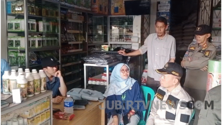 Monitoring Pupuk Subsidi, Camat Jampangkulon Sukabumi Tinjau Kios Pertanian