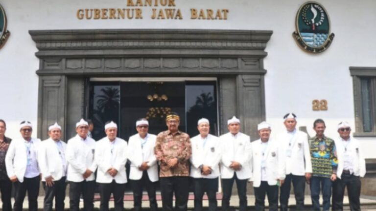 Dampingi Bupati Asep Japar, DKUKM dan DPMD Sukabumi Hadiri Pelantikan Pengurus APDESI Jabar di Gedung Sate