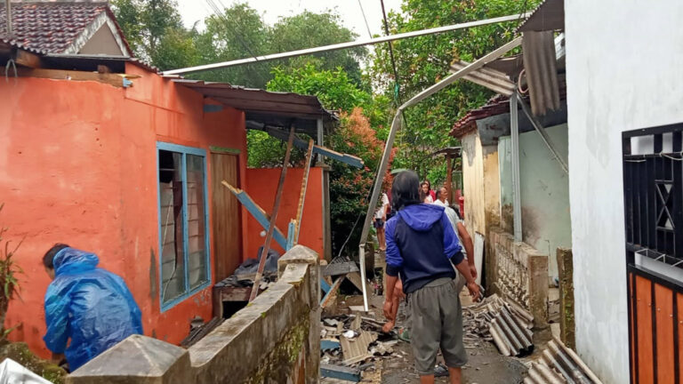 Kabupaten Sukabumi Diterjang Cuaca Ekstrem, Puluhan Rumah Rusak