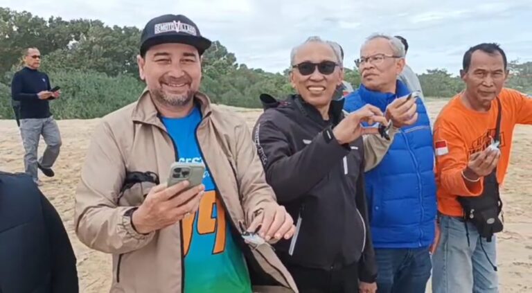 Kala Aktor Umar Lubis Takjub Lepas Tukik di Penangkaran Penyu Pangumbahan Sukabumi