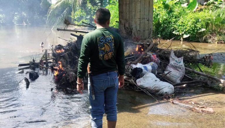 Aksi Nyata Karang Taruna Cipeundeuy: Bersihkan Sungai Cipamarangan, Bangkitkan Kesadaran Warga