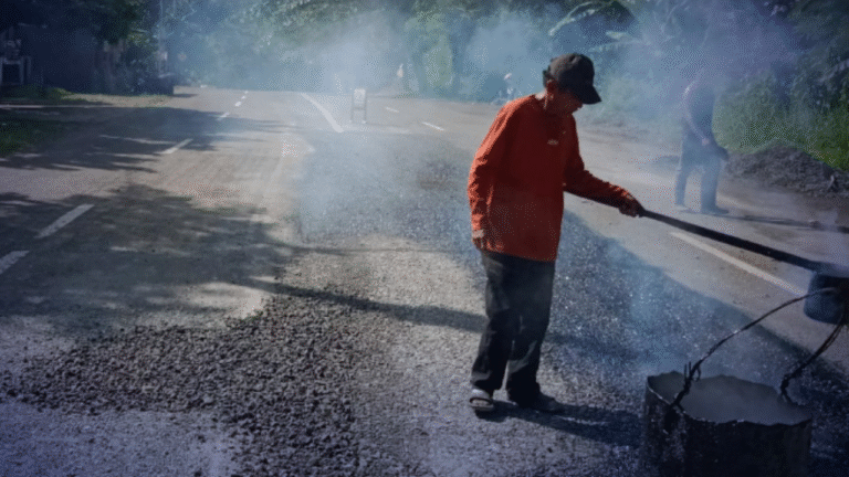 Dinas PU Sukabumi Lakukan Perawatan Jalan Sudirman Palabuhanratu, Dukung Akses Wisata