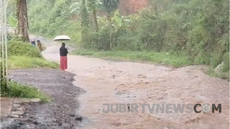 Tergenang Seperti Sungai saat Hujan, Jalan Rusak di Nyalindung Sukabumi Hambat Aktivitas Warga