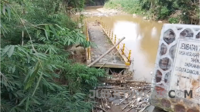 Jembatan Ambruk, Masyarakat Desa Neglasari Sukabumi Desak Tanggung Jawab CSR dari PT. Clariant