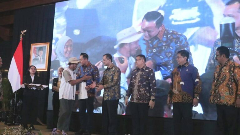 Bupati Asep Japar Dampingi Menko AHY Serahkan 1.120 Sertipikat Tanah kepada 642 KK Warga Sukabumi