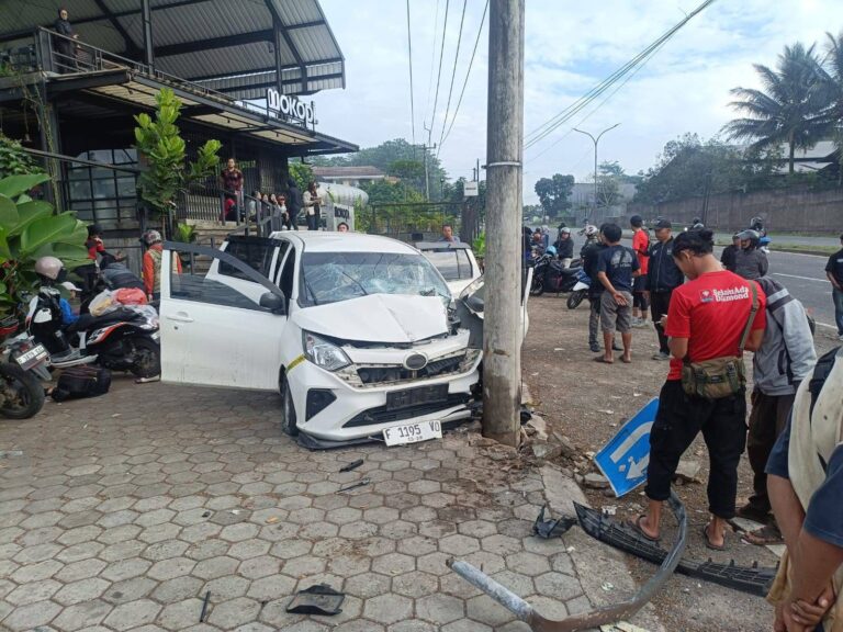 Kronologi Sigra Bawa 5 Penumpang Tabrak Tiang Listrik di Sukabumi, Diduga Ban Depan Bermasalah