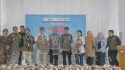 Dari Sukabumi untuk Indonesia: Geo Fest 2025 Satukan Geopark Hadapi Bencana dan Bangun Negeri  FORUM SUKABUMI – Asisten Daerah Bidang Administrasi Umum Sekretariat Daerah Kabupaten Sukabumi, Yulipri, secara resmi membuka acara The 6th Geotourism Festival and International Conference atau Geo Fest 2025, yang berlangsung di Aula PPSDM Aparatur, Desa Cisolok, Kecamatan Cisolok, Kamis (3/7/2025).  Kegiatan ini diikuti oleh 80 peserta dari berbagai geopark di seluruh Indonesia dan akan berlangsung selama tiga hari. Geo Fest dirancang sebagai forum kolaboratif untuk pertukaran ide, penguatan jejaring, serta peningkatan peran geopark sebagai pendorong pembangunan yang berkelanjutan dan berpihak pada masyarakat.  “Geopark harus lebih dari sekadar objek wisata. Ia harus menjadi ruang edukasi, konservasi, dan pengungkit ekonomi rakyat. Geo Fest adalah bentuk konkret dari pembangunan yang inklusif dan berwawasan lingkungan,” tegas Yulipri dalam sambutannya.  Yulipri juga menyoroti peran strategis Ciletuh-Palabuhanratu UNESCO Global Geopark dalam mendukung misi RPJMD 2025–2030, yakni pertumbuhan ekonomi berkualitas melalui agroindustri dan pariwisata berbasis keberlanjutan.  Ia menambahkan, kegiatan ini juga menjadi ruang koordinasi antar geopark di tengah tantangan nyata berupa bencana geologi.  Ketua Harian BP CPUGGp, Aat Suwanto, menambahkan bahwa Geo Fest 2025 menjadi momentum penting untuk mendorong inovasi teknologi ramah lingkungan. Ia mengungkapkan bahwa saat ini pihaknya tengah mempersiapkan proyek energi terbarukan di kawasan geopark.  “Kami berharap kehadiran perwakilan pemerintah pusat dapat mempercepat peluncuran proyek ini,” ujarnya.  Aat juga menekankan pentingnya internalisasi nilai geopark kepada masyarakat melalui pendidikan dan kegiatan residensi budaya. Menurutnya, masyarakat harus menjadi pelaku utama dalam pembangunan berkelanjutan.  Geo Fest 2025 pun diharapkan tak hanya menjadi ajang perayaan budaya dan keindahan alam, tetapi juga penguatan komitmen bersama dalam membangun masa depan geopark Indonesia yang lebih tangguh dan berdampak luas.***   —  Caption (sangat singkat):  Geo Fest 2025 dibuka, dorong geopark jadi katalis pembangunan berkelanjutan. | Fb/Pemerintah Kabupaten Sukabumi   Deskripsi Meta (maks 140 karakter):  Geo Fest 2025 resmi dibuka di Sukabumi, dorong geopark jadi ruang edukasi, konservasi, dan pengungkit ekonomi rakyat.  5 Tags Spesifik:  geopark, Sukabumi, Yulipri, Ciletuh Palabuhanratu, Geo Fest 2025,