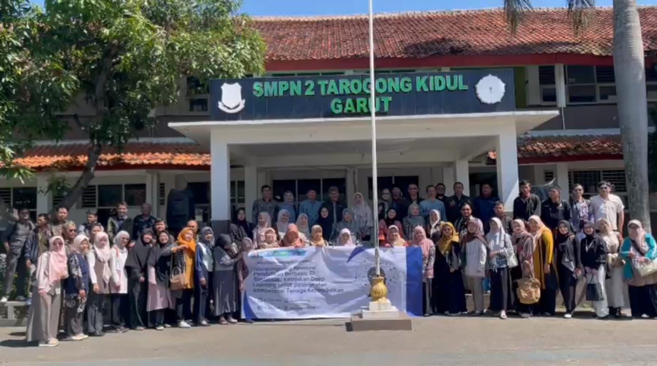 Tim Administrasi Pendidikan FIP UPI menggelar kegiatan Pengabdian kepada Masyarakat di SMPN 2 Tarogong Kidul Garut. | Foto: Ist