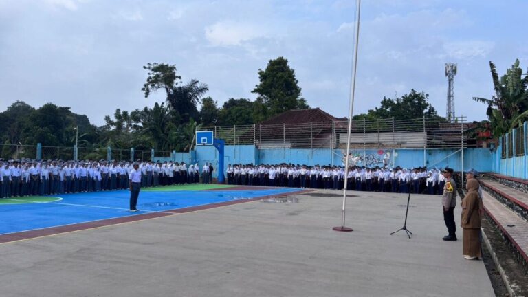 Polisi Hadir di Pembukaan MPLS SMAN 1 Jampangkulon, Sampaikan Pesan Disiplin ke Siswa Baru