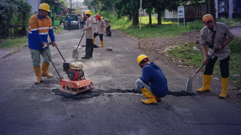 UPTD PU Lakukan Tambal Sulam di Dua Ruas Jalan Palabuhanratu Sukabumi