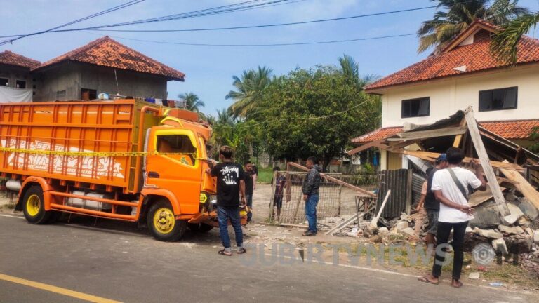Truk Tabrak Warung di Cikakak Sukabumi, Sopir Diduga Mengantuk
