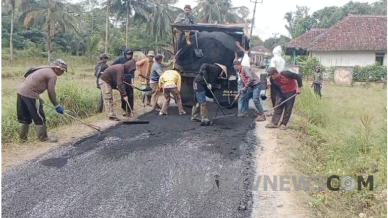 Realisasikan Dana Desa Tahun 2025, Pemdes Ciparay Sukabumi Hotmix Jalan Utama