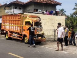 Truk Hantam Warung di Cikakak Sukabumi, Sopir Diduga Mengantuk