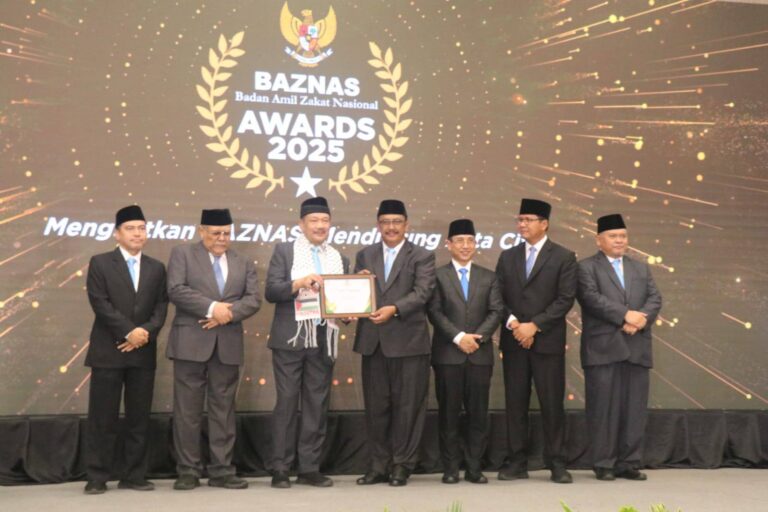 Dukung Gerakan Zakat, Bupati Sukabumi Terima Penghargaan Baznas Award 2025