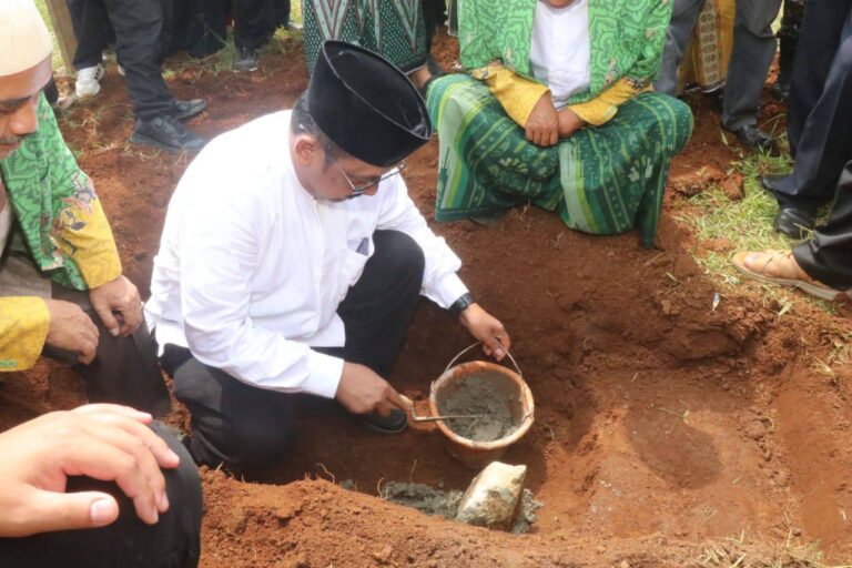 Gedung MUI Mulai Dibangun di Pusbangdai Cikembar, Bupati Sukabumi Letakkan Batu Pertama