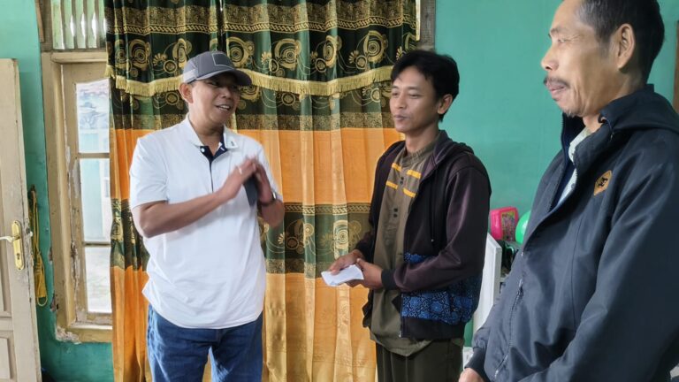 Tampil Sederhana, Anggota DPR RI Iman Adinugraha Kunjungi Keluarga Ojol Umar di Cikidang Sukabumi