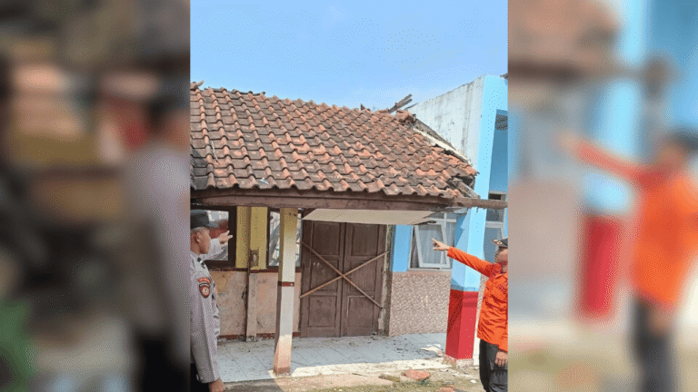 Diduga karena Kondisi Lapuk, Atap Bangunan Sekretariat Pendidikan di Simpenan Sukabumi Ambruk