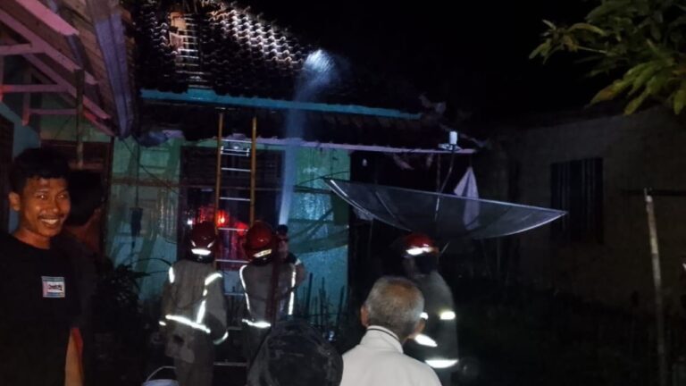 Rumah Warga di Surade Terbakar, Damkar Sigap Padamkan Api