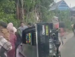 Viral! Pikap Bawa Emak-Emak Terguling di Gowa, Warga Langsung Evakuasi
