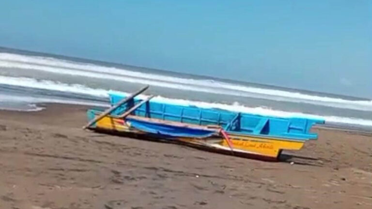 2 Perahu Nelayan Terbalik Dihantam Ombak di Laut Tegalbuleud Sukabumi, 1 Orang Hilang