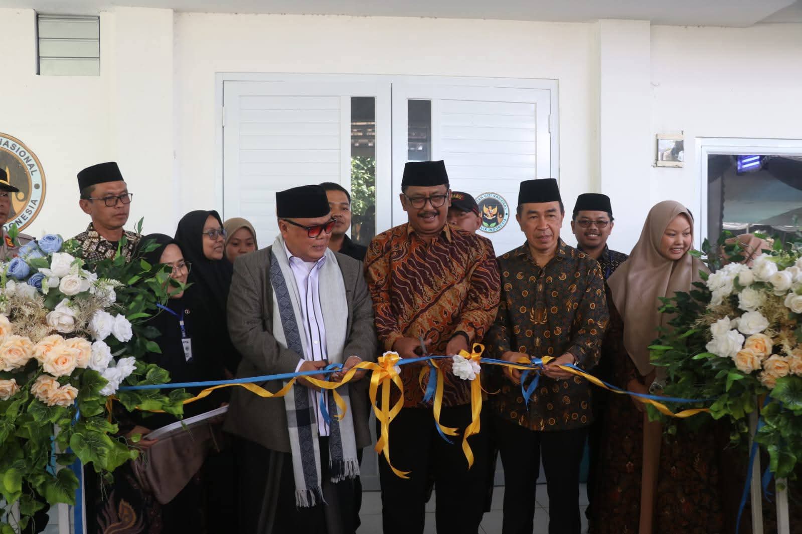 Bupati Sukabumi, Asep Japar, potong pita sebagai simbolis peresmian Gedung Juang