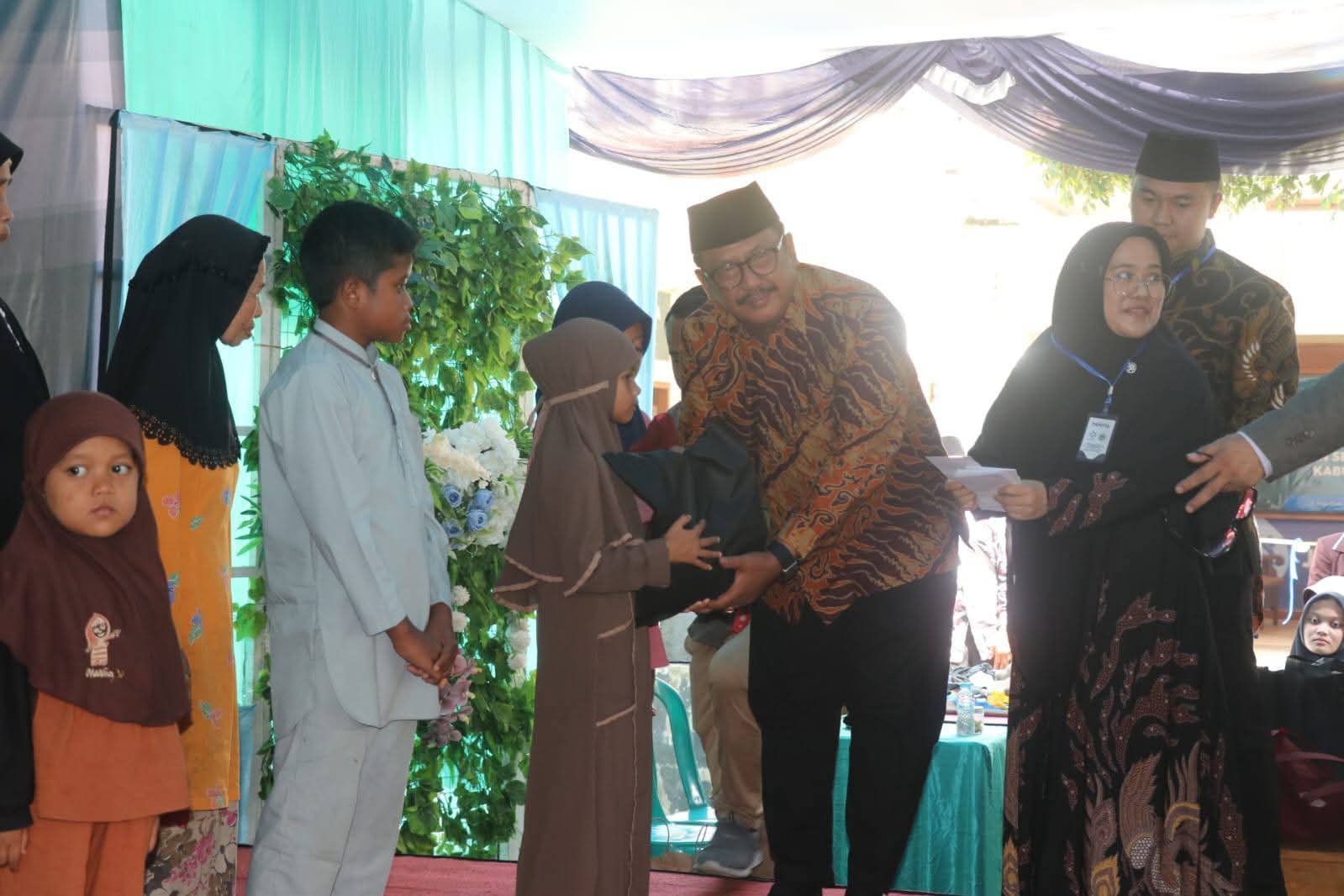 Bupati Sukabumi, Asep Japar, memberikan santunan kepada anak yatim pada peresmian Gedung Juang