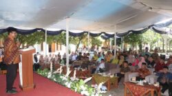 Bupati Sukabumi, Asep Japar, memberikan sambutan kepada pensiunan BKKBN pada peresmian Gedung Juang dan SPPG