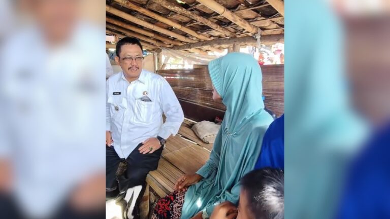Kisah Pilu Etin Tinggal di Kandang Domba, Bupati Sukabumi Tinjau Langsung dan Janji Bangunkan Rumah Layak Huni