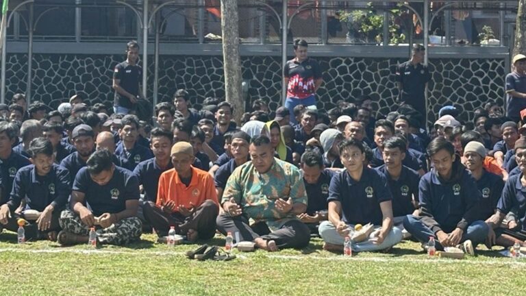 Tak Ada Sekat, Kalapas Warungkiara Sukabumi Duduk dan Makan Bersama Warga Binaan